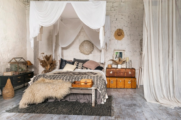 Бохо-атмосфера: спальня с яркими текстильными акцентами и мягкой мебелью